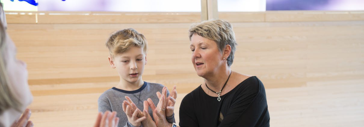 Bilde av fellessang i kirke