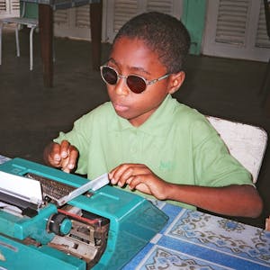Elev ved skrivemaskin