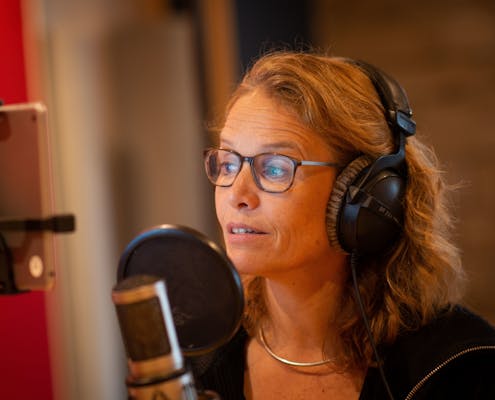 Helga Samset i studio leser bibelen