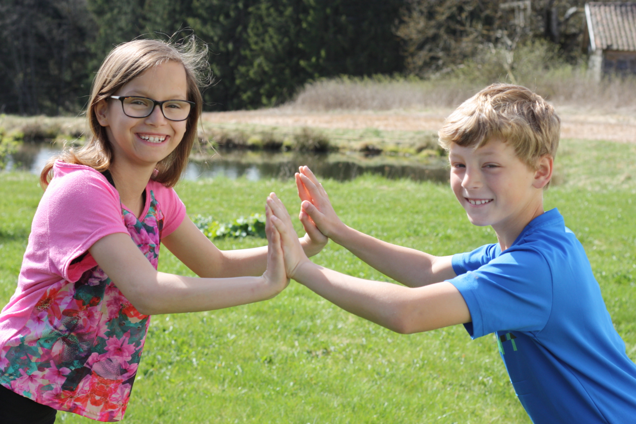 Barn med hendene mot hverandre.