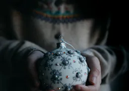 Person som holder en julekule