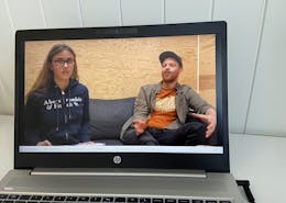 Konfirmant Abelone sammen med presten Fredrik