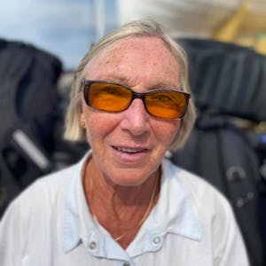 En kvinne med solbriller på en båt.