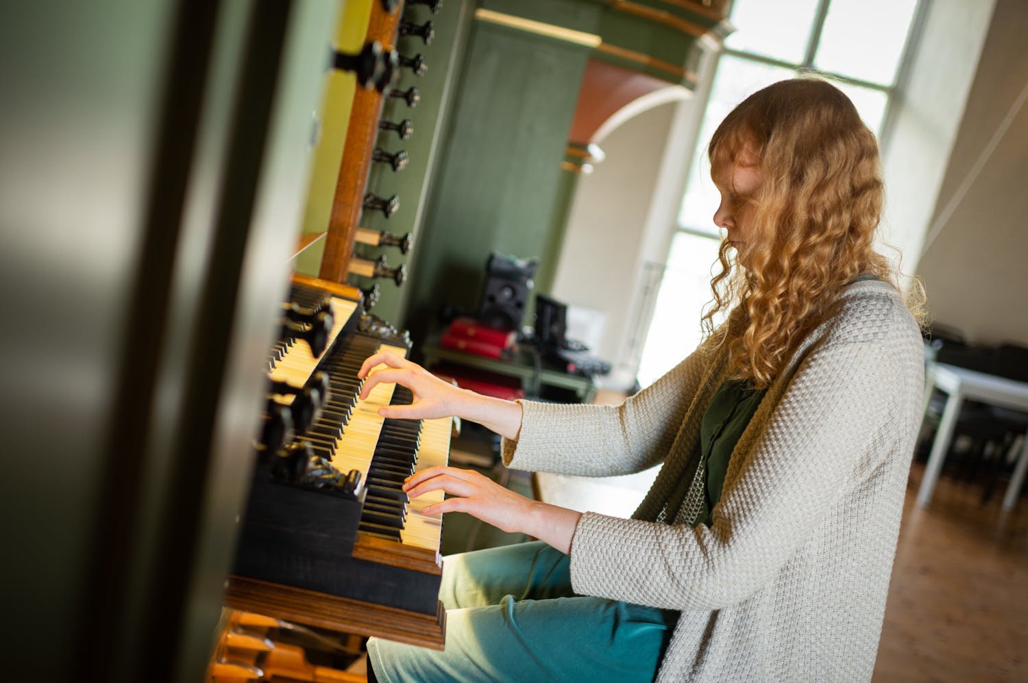 En organist spiller på orgelet i Oslo Domkirke