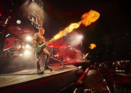 Gitarer som spruter ild på Rammstein konsert