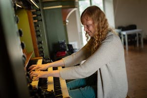 Ei kvinne spiller på orgel i Oslo domkirke