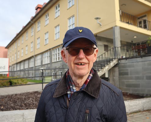 Foran er Erling Sundbø, bak ham er noen av bygningene til Huseby kompetansesenter.