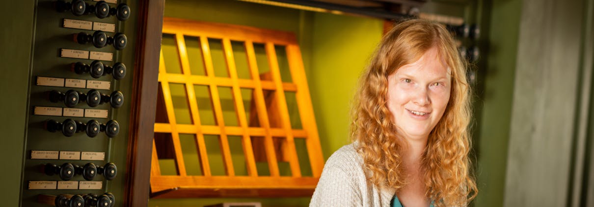 Organisten Solveig Marie Oma sitter på orgelkrakken i Oslo Domkirke