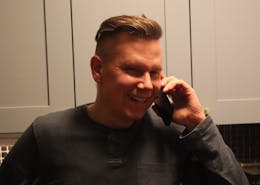 En mann snakker i telefonen