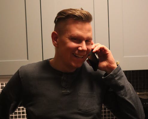 En mann snakker i telefonen