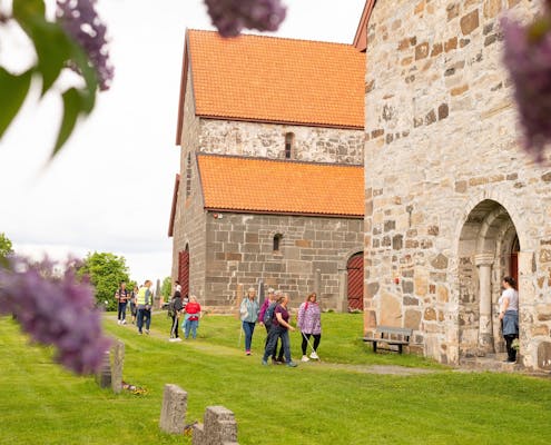 Synshemmede er på vei inn i en kirke