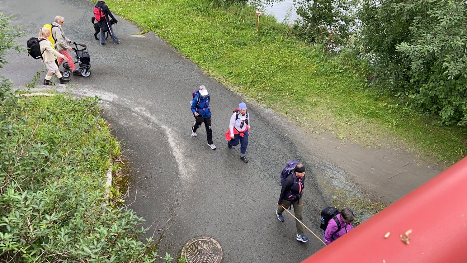 Åtte personer på pilegrimsvandring under ei bro