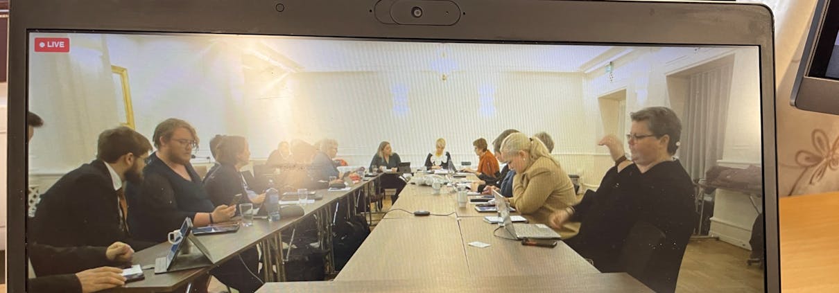 Vi ser en dataskjerm med strømming av møte i kirkerådet