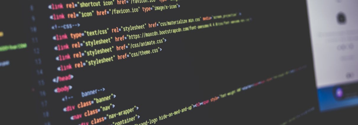 En svart dataskjerm med masse tegn