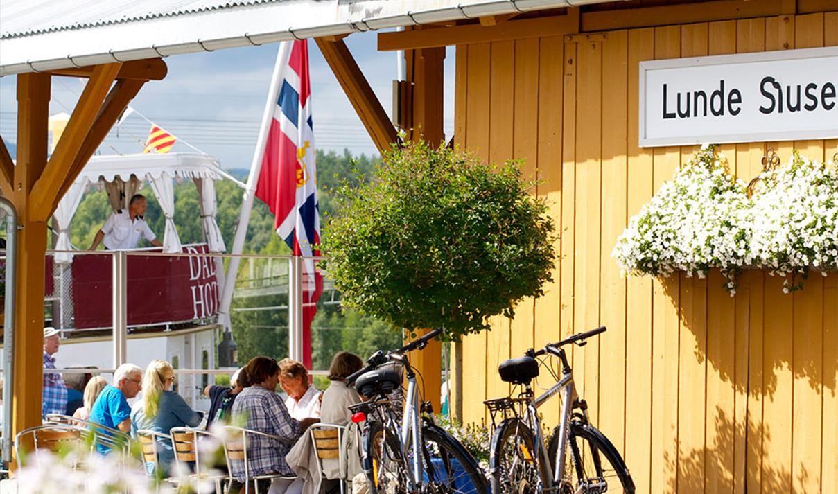 En brygge med mange mennesker på