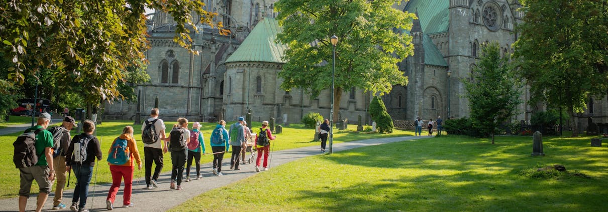 En gruppe synshemmede pilegrimer på vei Nidarosdomen