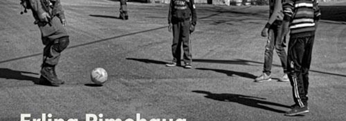 Bokomslag, bilde av barn som sparker ball med en soldat