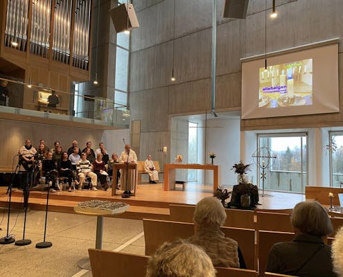 Alteret i Asker kirke med prest og kor på plass.