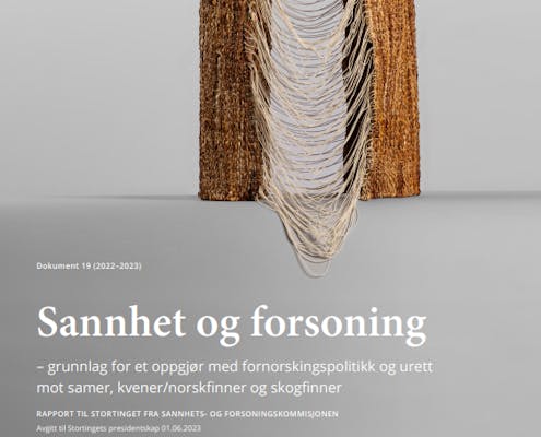 Kunstverk som består av løse tråder mellom to stolper. Bokomslag.