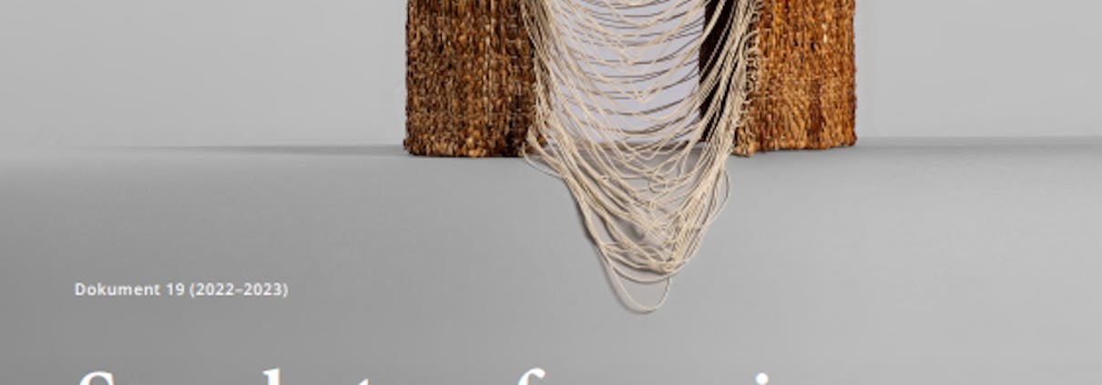 Kunstverk som består av løse tråder mellom to stolper. Bokomslag.