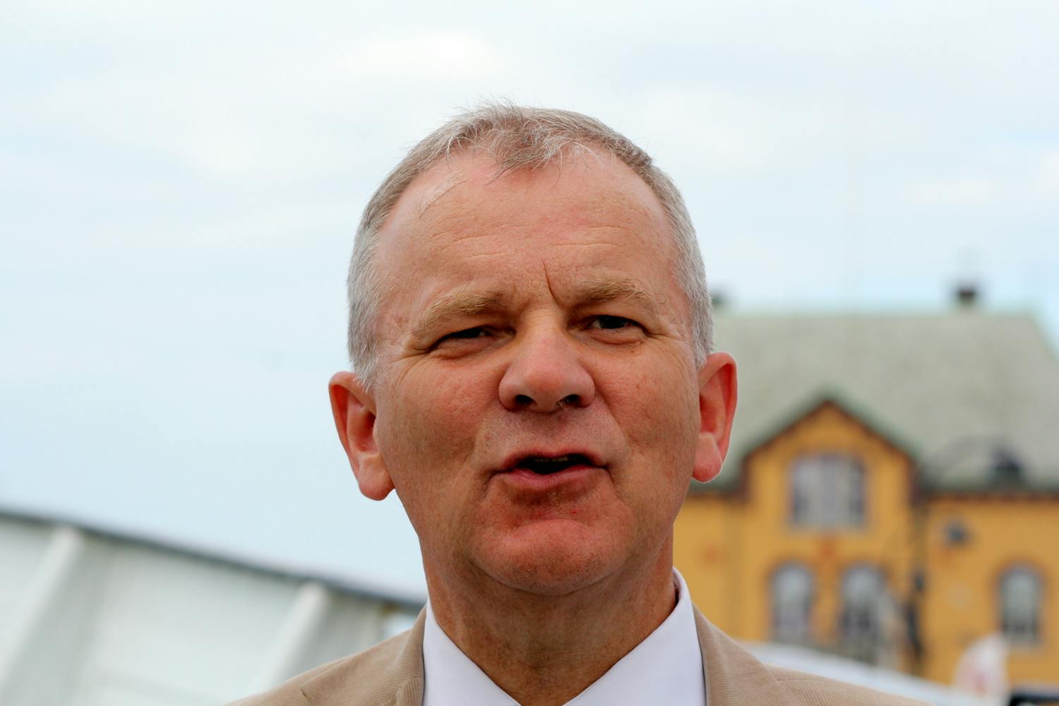 En mann smiler mot kamera