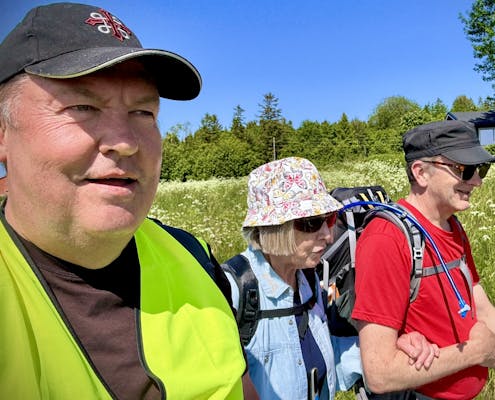 Tre personer går sammen ute i naturen