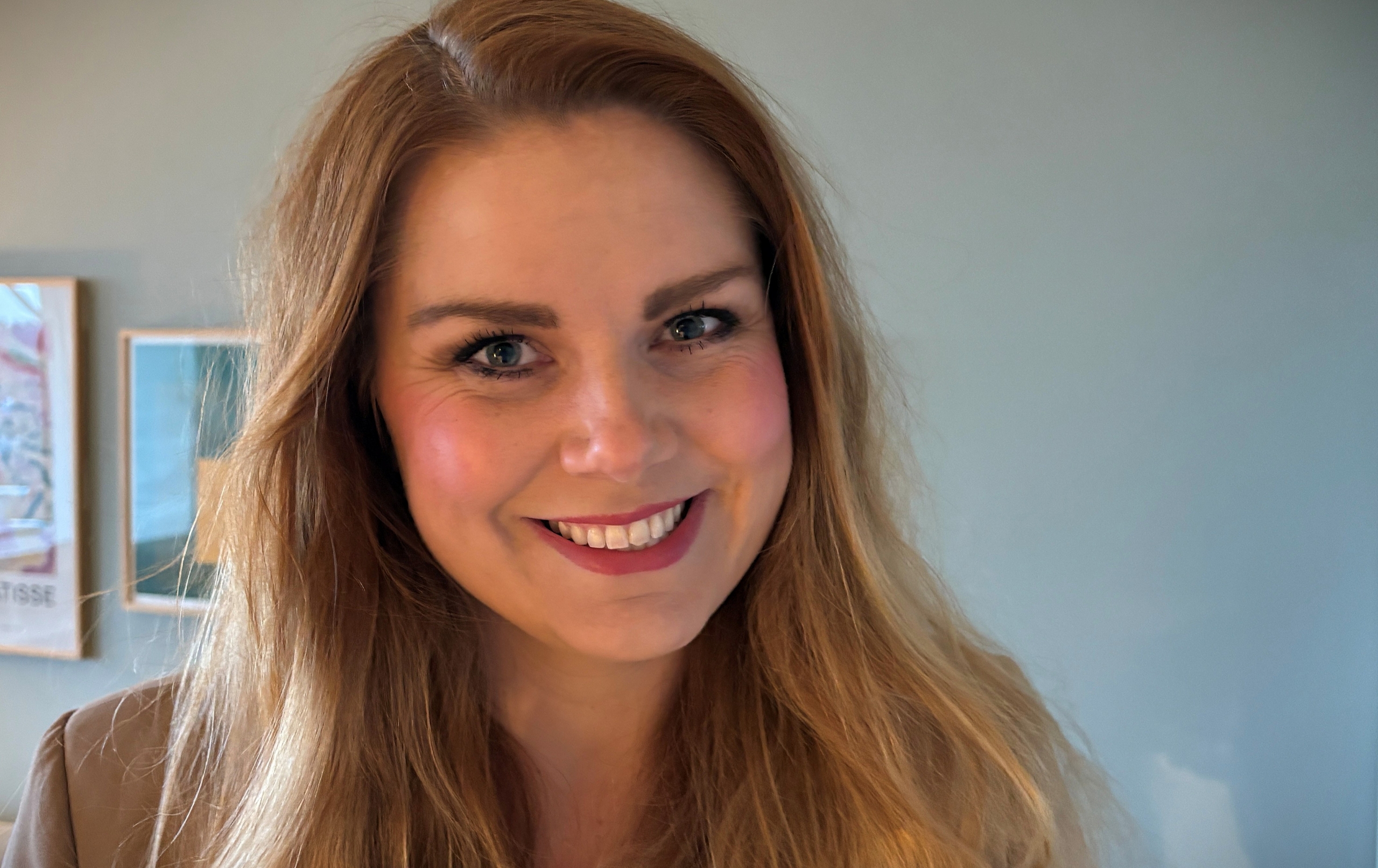 En kvinne ser rette i kameraet