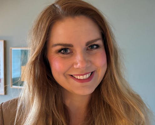 En kvinne ser rette i kameraet