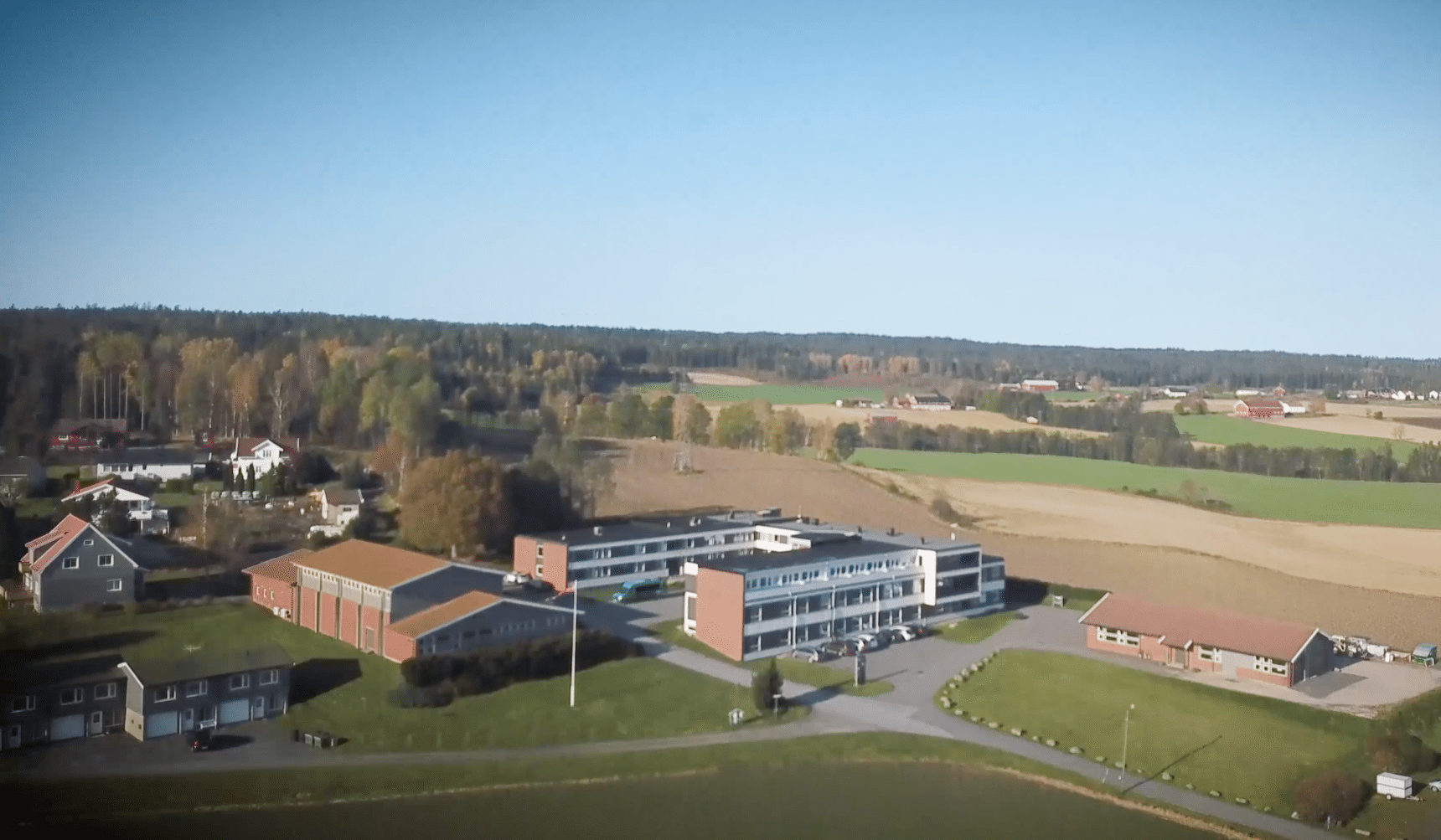 Bilde av haugetun folkehøyskole i landlige omgivelser