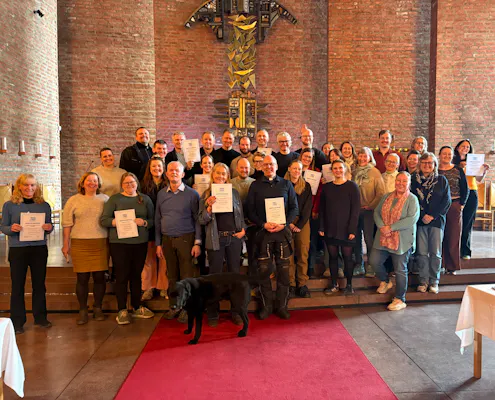 Bildet viser ansatte i Søndre Aker prosti som var tilstede på sertifiseringen i Lambertseter kirke.