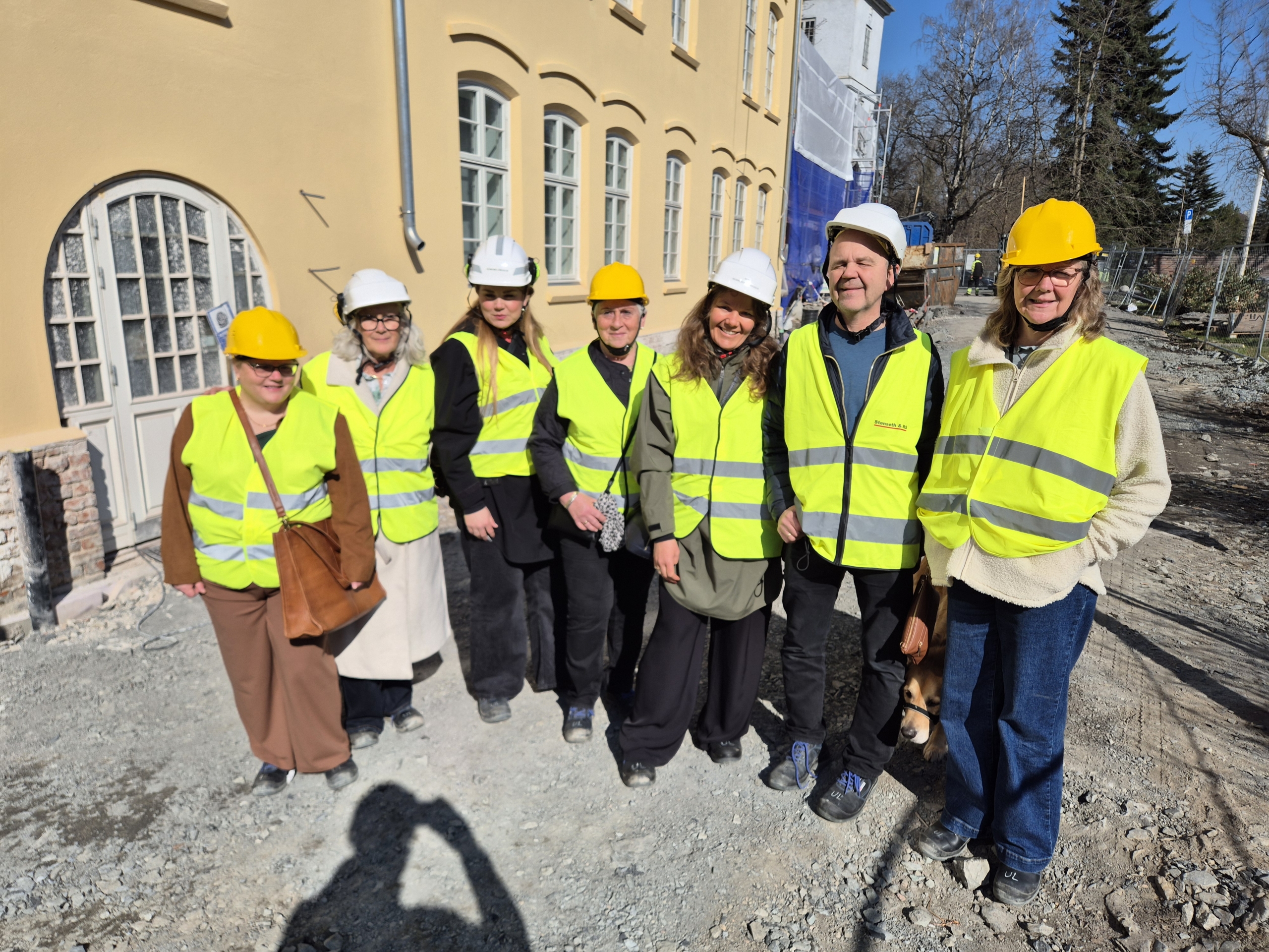 Bildet viser staben foran de nye lokalene