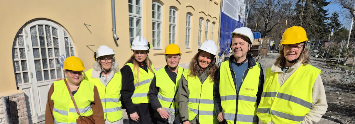 Bildet viser staben foran de nye lokalene