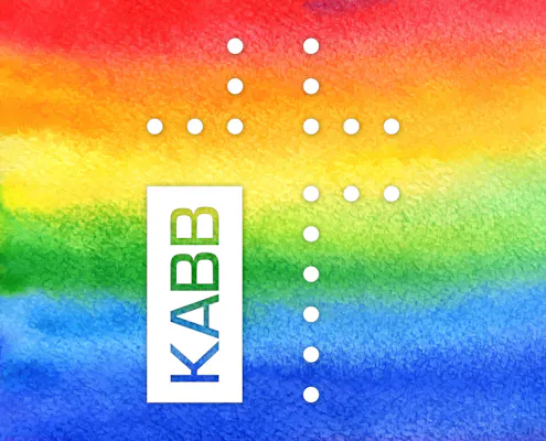 Logo i hvitt med regnbueflagget i bakgrunnen