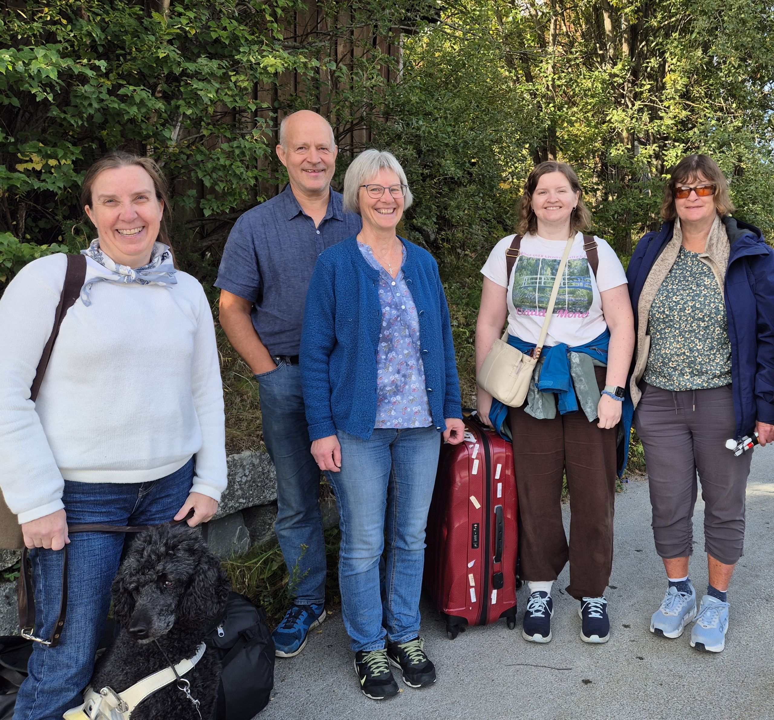 husfolk og noen av deltakerne på retreaten